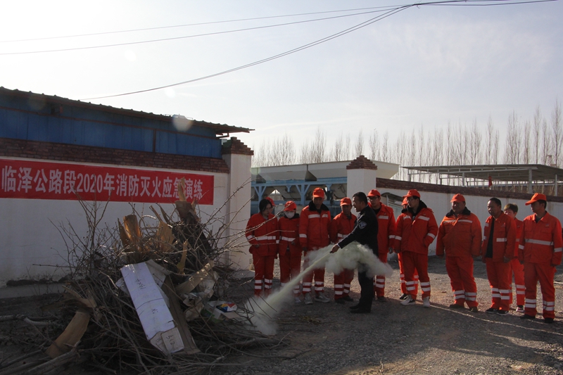 1604569284122198.jpg 现场演示灭火操作.JPG