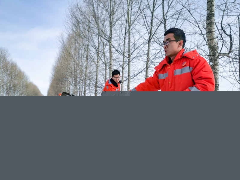 1617355676192300.jpg 机关青年职工在积雪结冰路段撒铺防滑料(苏学儒 摄).jpg
