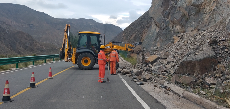 1630637292995744.jpg S313线机械清理山体落石.jpg