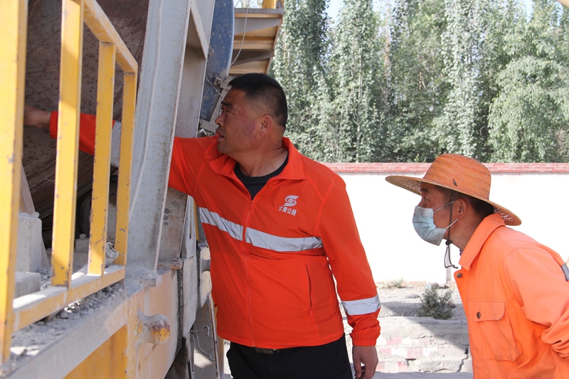 1622105292706598.jpg 段绪兵检修设备2.JPG