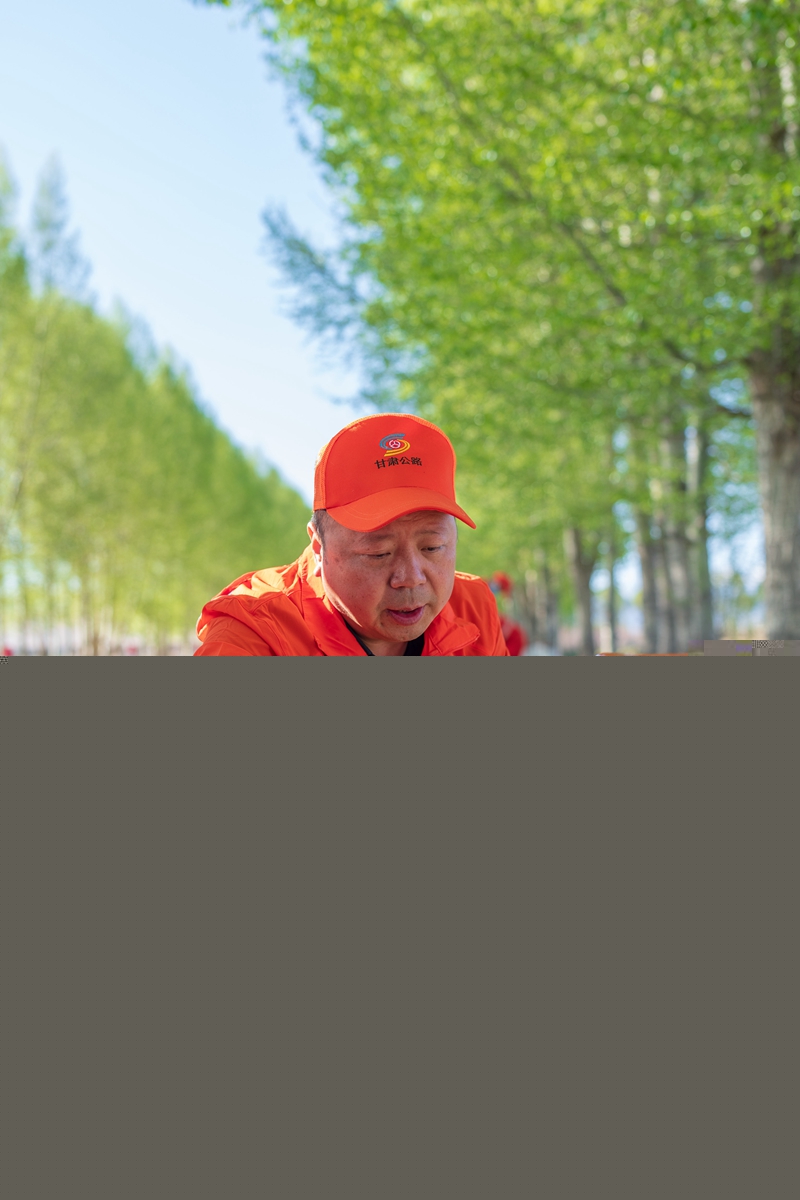 1620976521965054.jpg 张通文局长参与示警桩粉刷(钟晓亮 摄).jpg