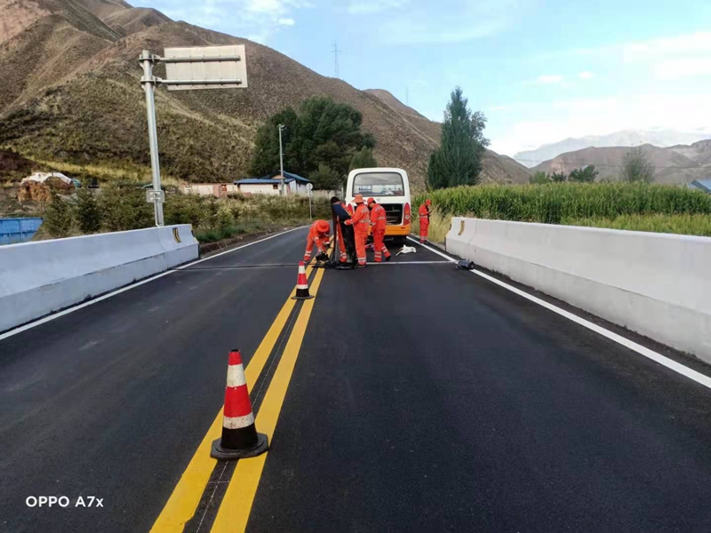 1630637313264194.jpg 清理桥梁伸缩缝.jpg