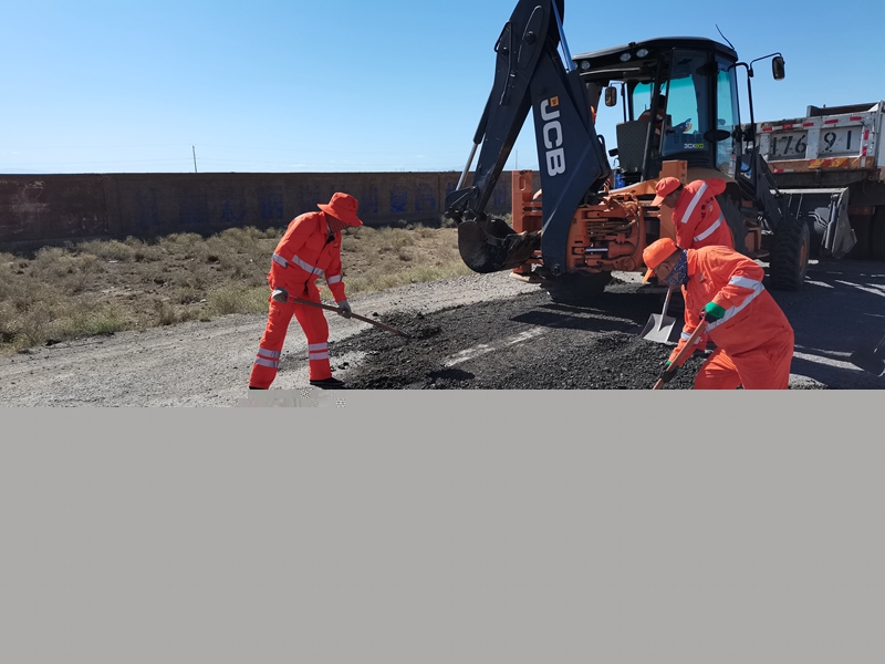 撒铺废旧铣刨料（苏学儒 摄）.jpg