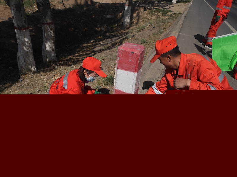 1620467124928428.jpg 老师傅教新人修整示警桩(罗维宏 摄).jpg