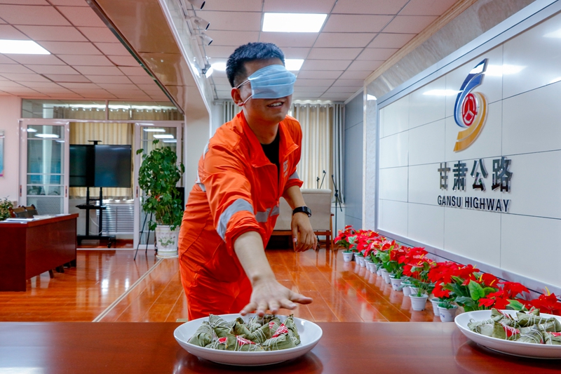 1623230824104702.jpg 开展“蒙眼吃粽子”游戏“杨明月 摄).jpg