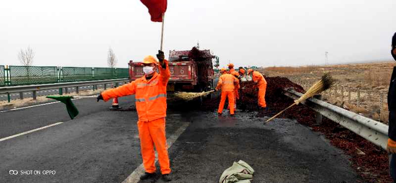 1584436654111114.jpg 清理事故现场 (2).jpg