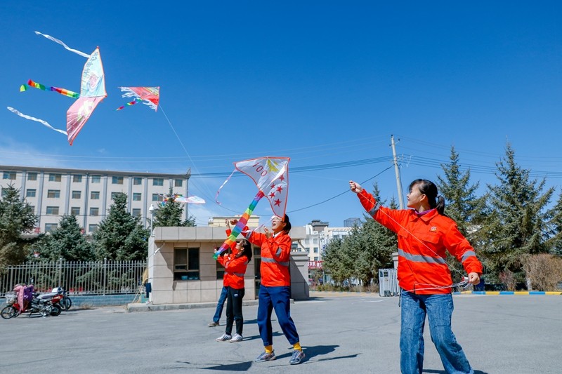 民乐公路段职工放飞自己绘制的风筝（杨明月  摄） (2).jpg