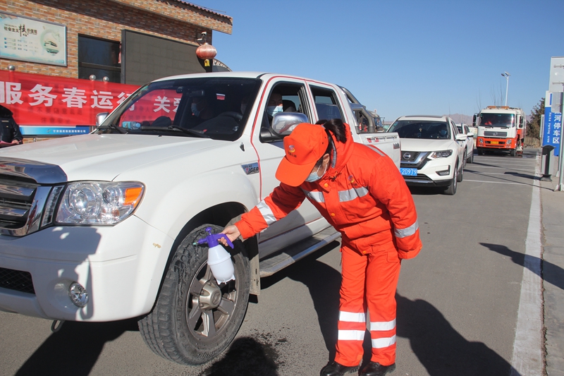 1611915900627548.jpg 对过往车辆进行消毒.JPG