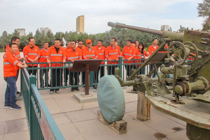 1596191128591025.jpg 3.退役军人讲解武器装备 张海林 摄.jpg