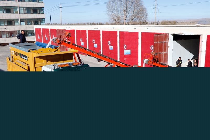 1572340779788169.jpg 民乐段职工进行融雪剂输送带调试工作(陈银国 摄).jpg