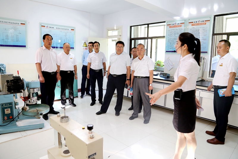 1598234446877918.jpg 8.参观考察张掖公路局试验检测技术服务中心业务功能室。(刘斌 摄).jpg