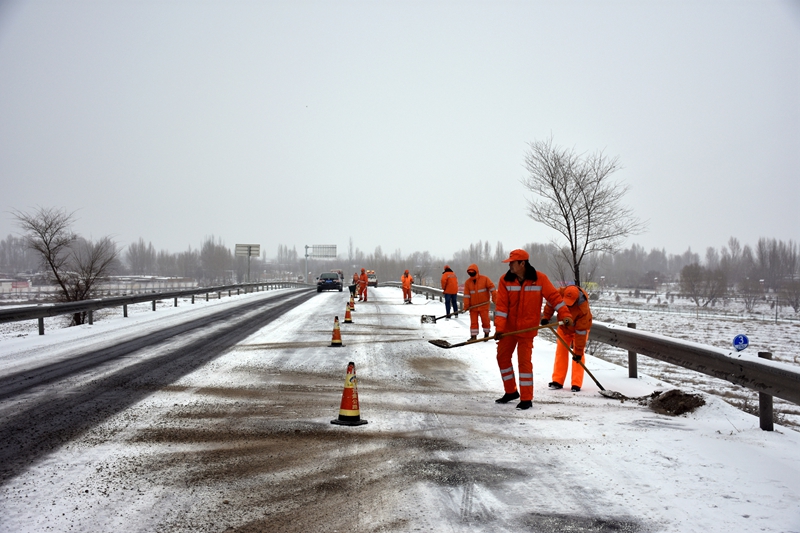 1575020243471724.jpg 4.G312线公铁立交撒铺防滑料(王海龙摄).JPG