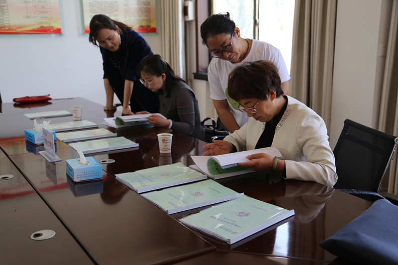 1591092672516932.jpg 检查组查看资料.JPG