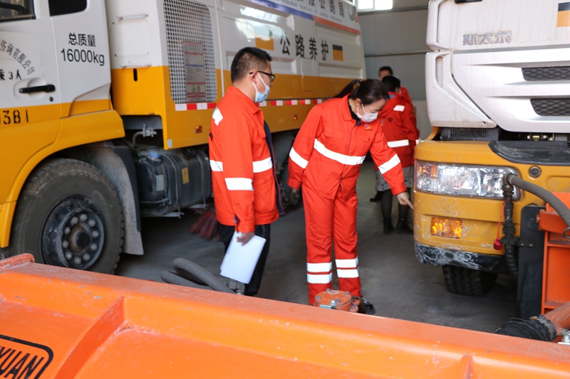 1612794609475873.jpg 检查车机设备(胡玲 摄).JPG