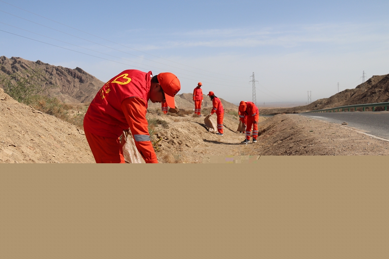 1588240927675451.jpg 青年志愿者拾捡垃圾.JPG