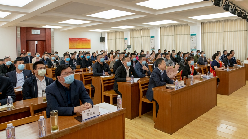 1588755673439935.jpg 与会人员认真聆听抗疫事迹宣讲.jpg