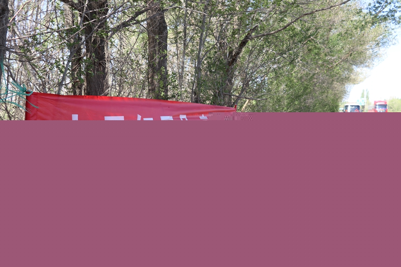 1620467557205204.jpg 机关人员深入一线捡拾路域环境垃圾--蒋梅芳摄.JPG