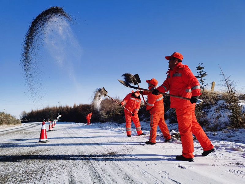 养护职工撒布防滑料（苏学儒 摄）.jpg
