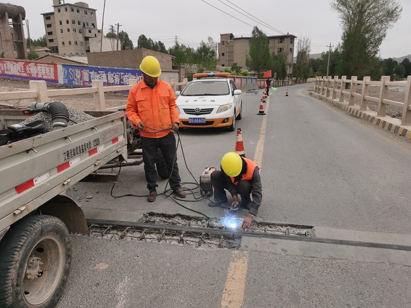 1622453006401790.jpg 修复伸缩缝 鲁鸿摄.jpg