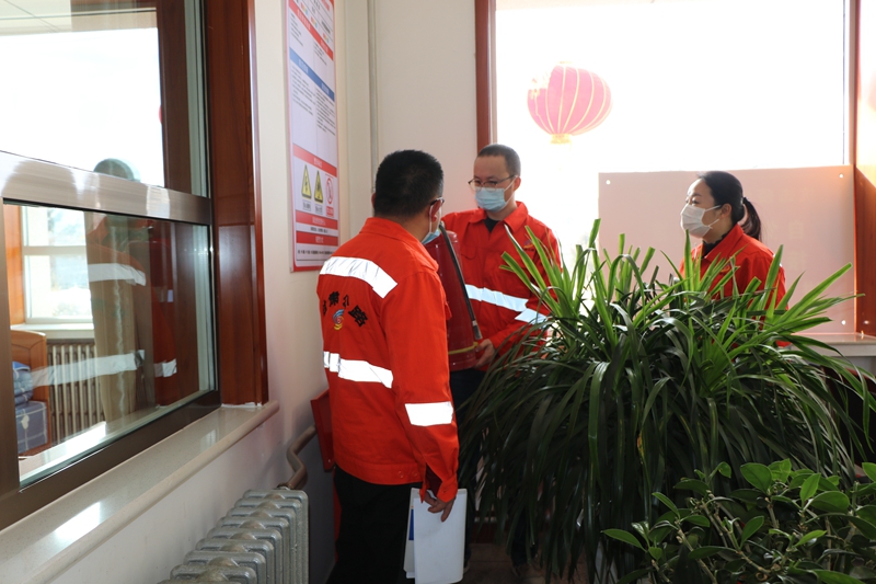 1612794617887698.jpg 检查灭火器压力值及完好情况(胡玲 摄).JPG