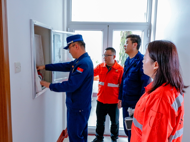 1618219699577688.jpg 检查民乐公路段消防器材(陈银国拍摄).jpg