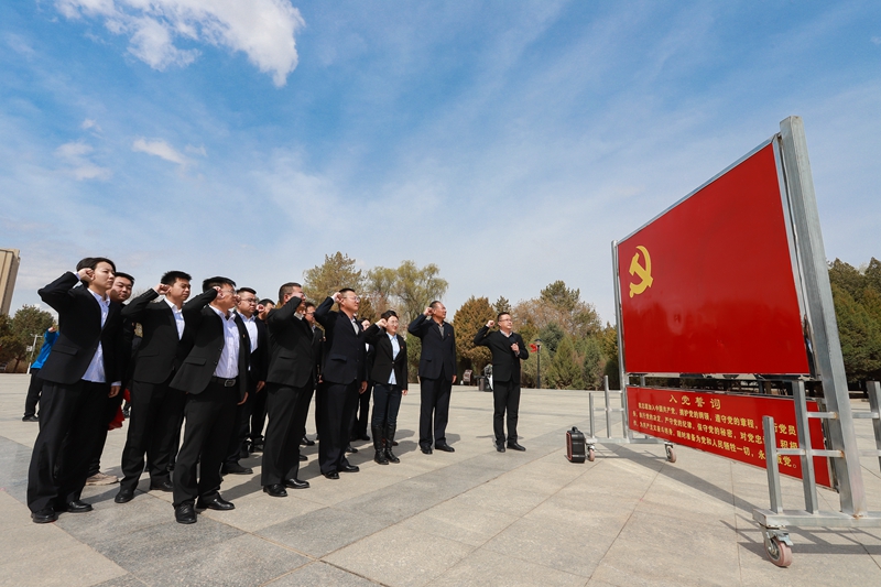 1617701018518481.jpg 1.重温入党誓词 周永祥 摄.jpg