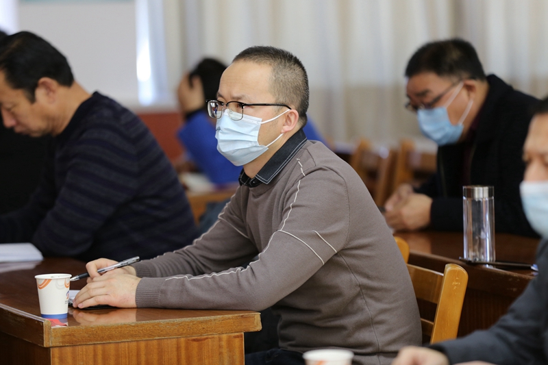 1612165584589802.jpg 科级干部认真聆听授课.JPG