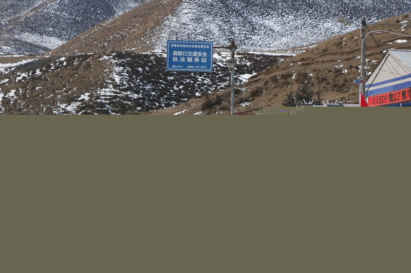 1580539638892557.jpg 2.张掖公路局民乐公路段应急保畅队人员配合甘青省界检疫站渠化交通.JPG