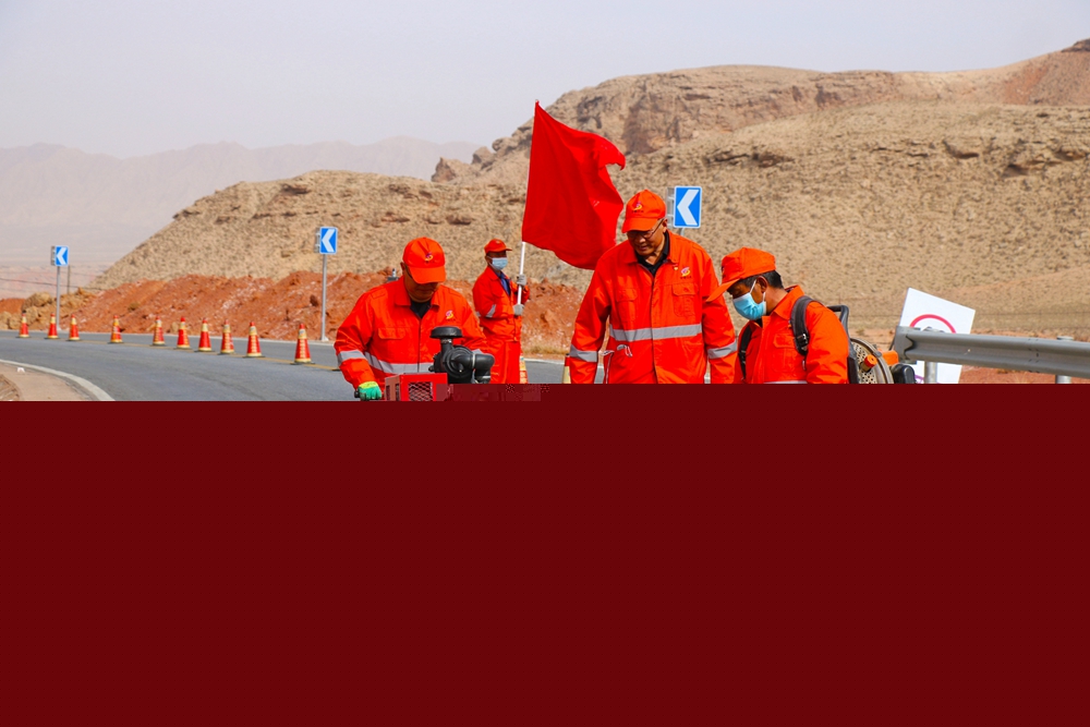 1616056974334270.jpg 技术人员在指导青年职工使用开缝机(摄影:周永祥).jpg