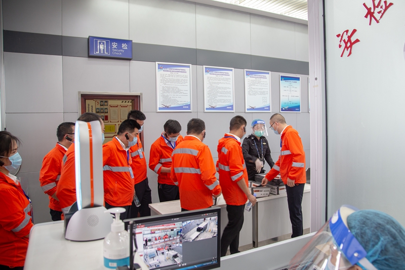 1624270283650777.jpg 参观机场公司地面服务部和安全检查站.jpg