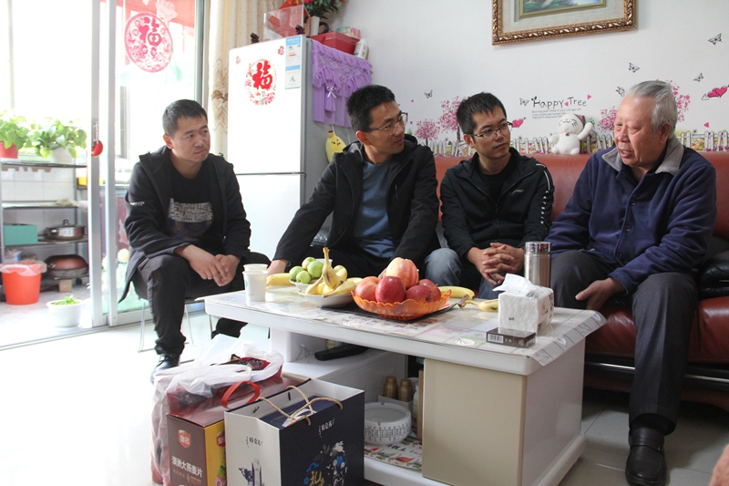 1601455727180281.jpg 高台公路段节前慰问生病退休职工-郑齐龙摄.JPG