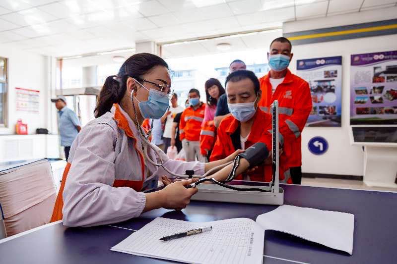 1595238428130832.jpg 测量血压张啸天摄.jpg