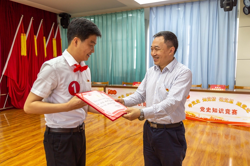 1622105909421338.jpg 为获胜代表队颁发奖状.jpg