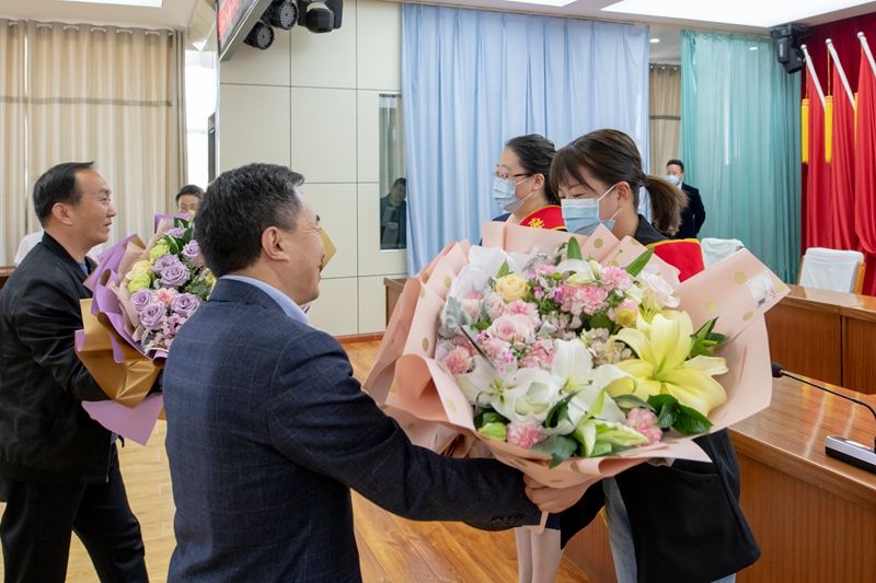 1588755572129867.jpg 为援鄂英雄敬献鲜花.jpg