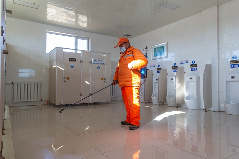 1611916066888573.jpg 停车区卫生间消毒.jpg