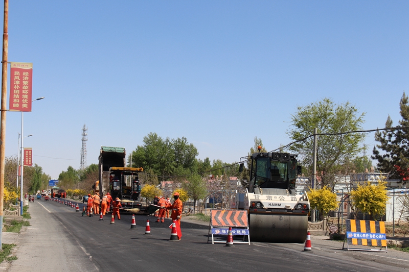 1588065025777428.jpg 安全规范的油路修补摊铺作业现场.JPG