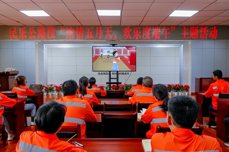 1623230805838384.jpg 观看“端午节由来”小视频(杨明月 摄).jpg