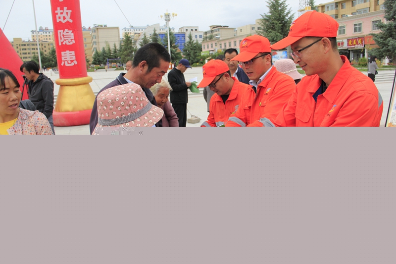 1592384449685926.jpg 发放宣传册.JPG