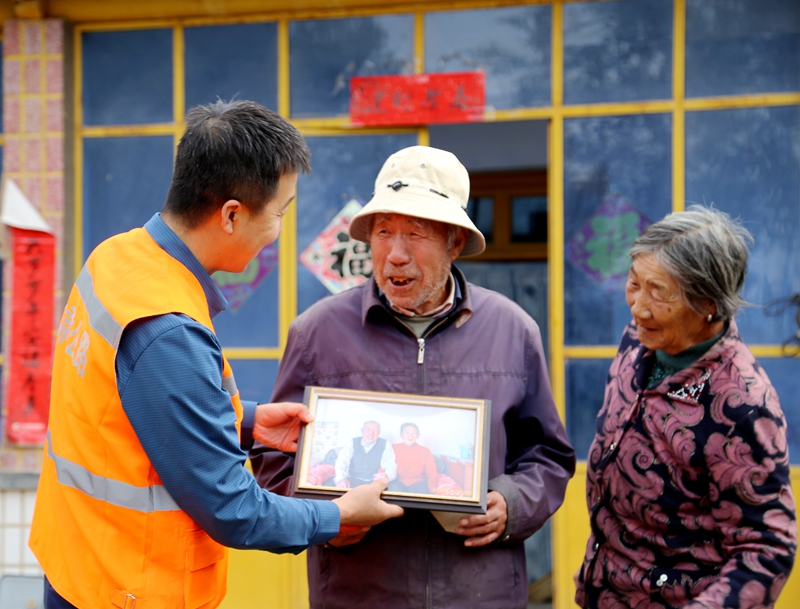 1631845433519661.jpg 为帮扶户送上“全家福”.JPG