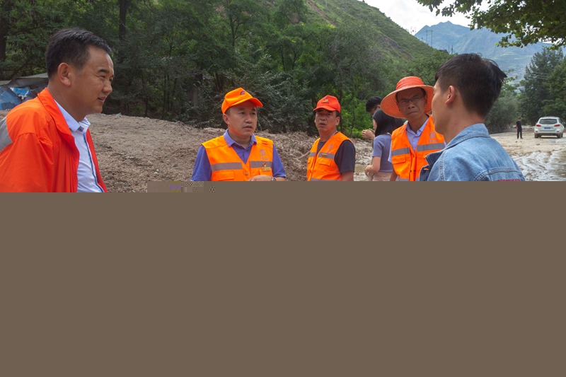 7  查看G212线道路灾毁情况.jpg