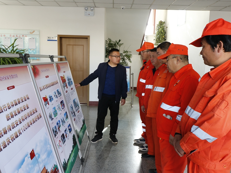 1618478890873346.jpg (民乐)为职工讲解全民国家安全教育日宣传展板内容.JPG