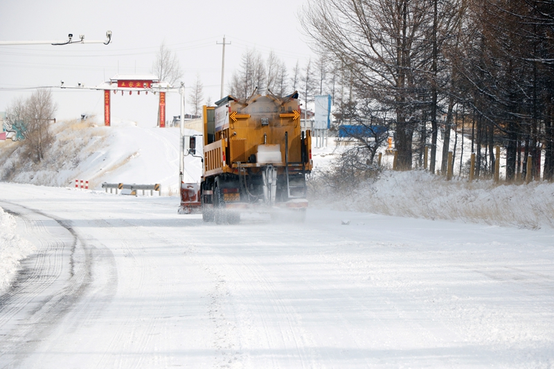 民乐公路段除雪车辆在G227线积雪路段撒铺融雪剂（陈银国  摄）.JPG