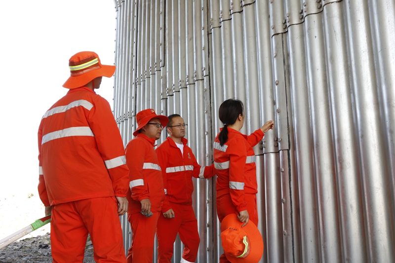 1623393693755305.jpg 检查桥梁安全性能(杨明月 摄).JPG