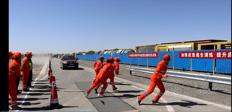 1622105044269790.jpg 养护作业人员迅速撤离--孙国燕摄.jpg