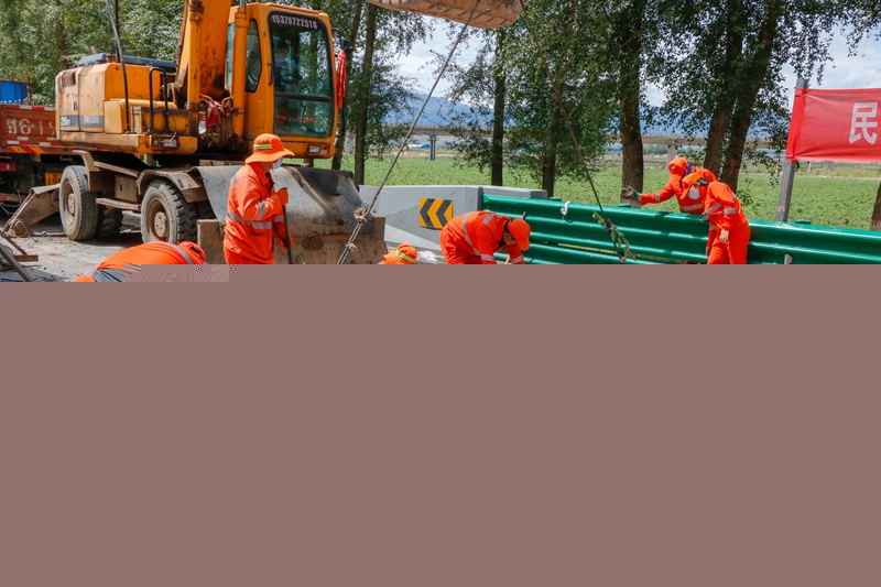 职工精细调整盖板距离（杨明月 摄）.jpg