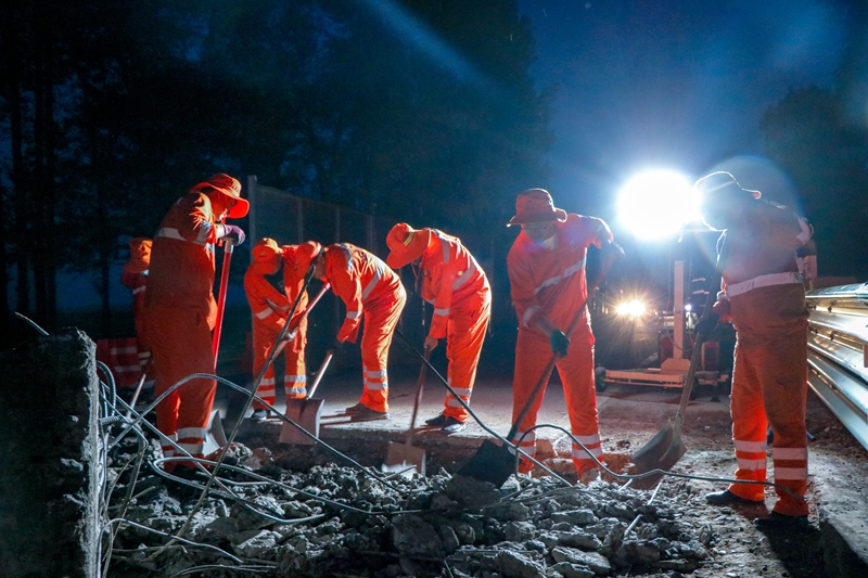 夜间清除废料（杨明月 摄）.jpg