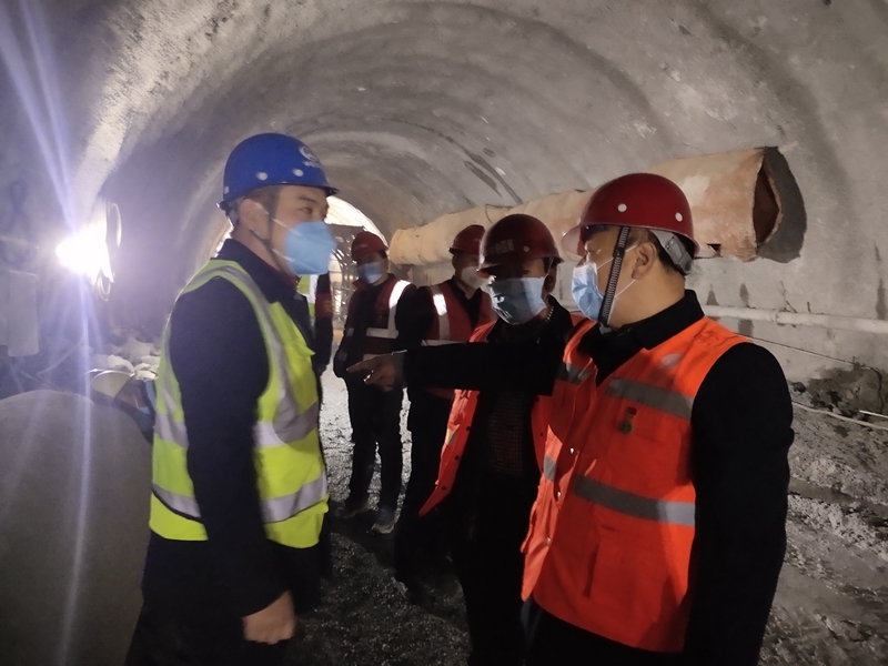 1587541722468151.jpg 在肃祁二级公路东山隧道施工现场督查施工进展情况.jpg