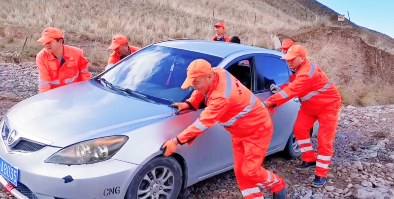 养护职工救助被困车辆其三  马健摄.jpg