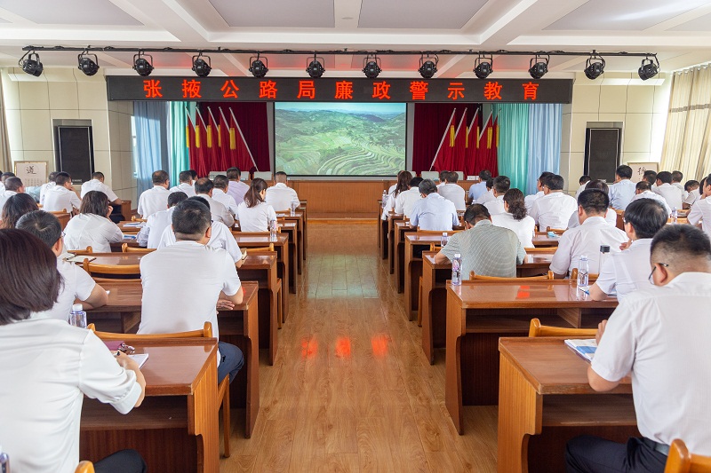 1593608021671263.jpg 10.观看警示教育片.jpg