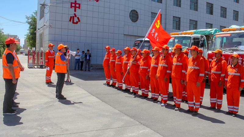 4  抢险队出征暨党员突击队授旗仪式.jpg